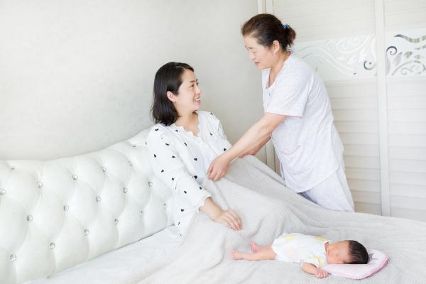 坐月子到底是找月嫂還是月子中心好？